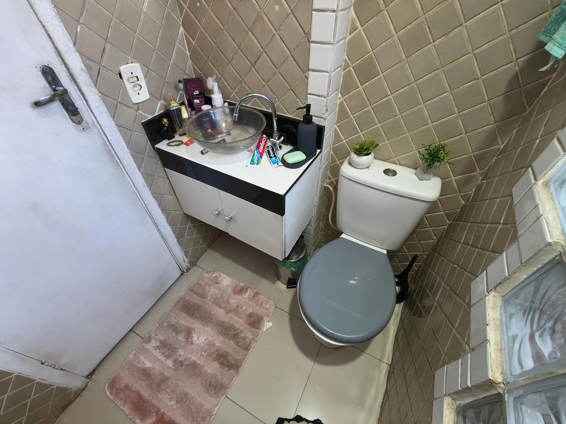 Furnished 2-bedroom apartment with 1 bathroom — photo 27