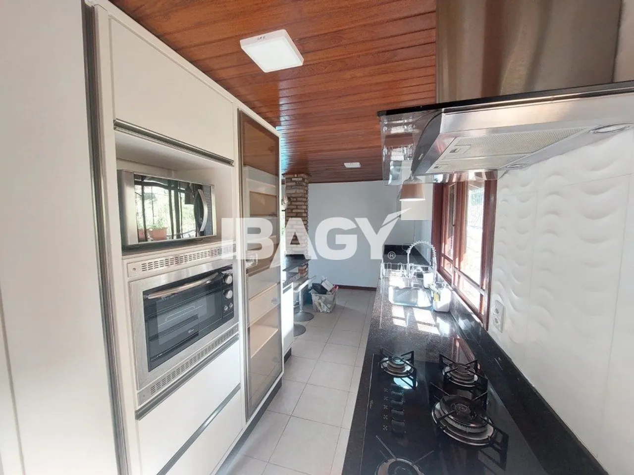 House with 5 bedrooms and an open kitchen with gas stove — photo 19