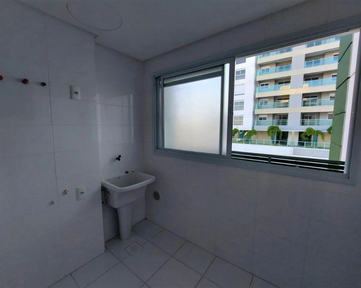 Balcony with a grill in a 3-bedroom apartment, 93 m² — photo 4