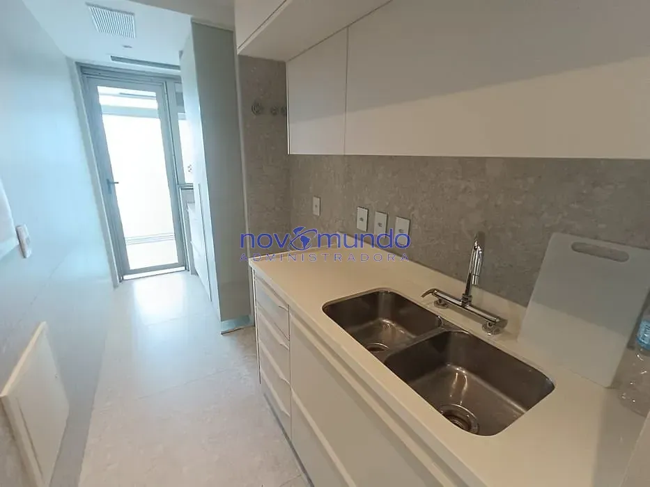Apartment with 1 bedroom, 3 bathrooms and 2 parking spots — photo 32