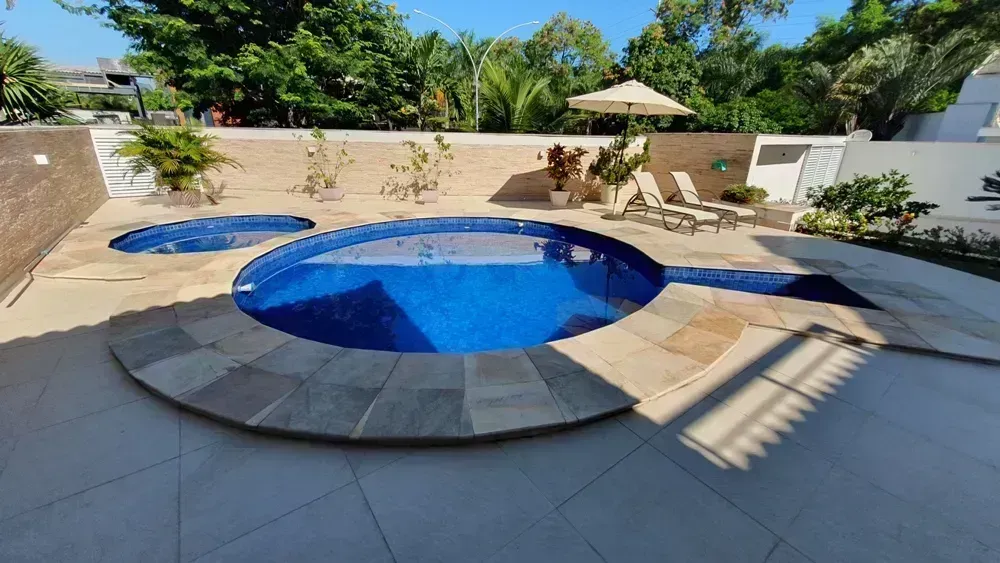 650 m² house with 6 en-suite bedrooms and 4 parking spots — photo 8