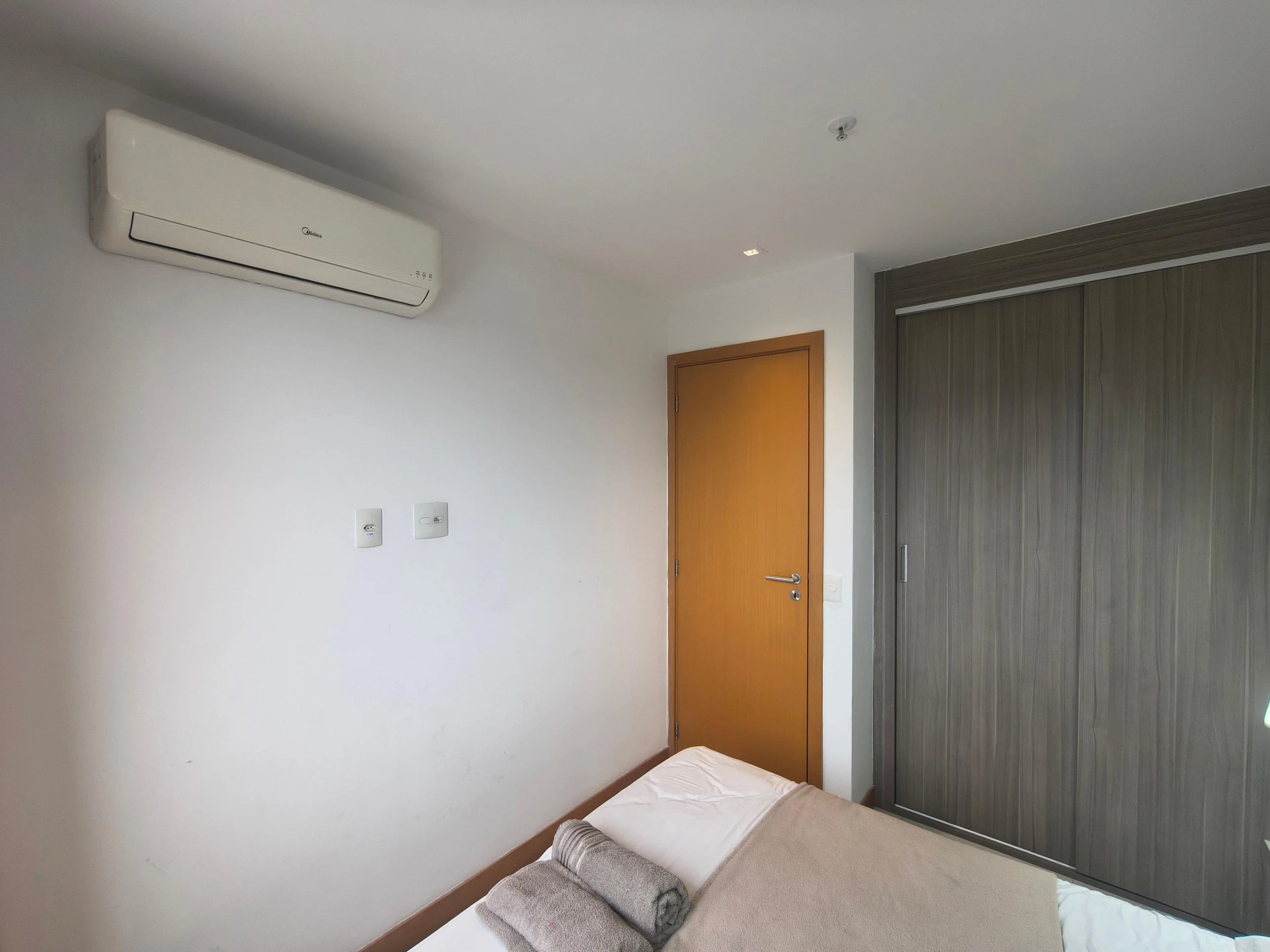 One-bedroom apartment with a mountain view in Rio de Janeiro — photo 15
