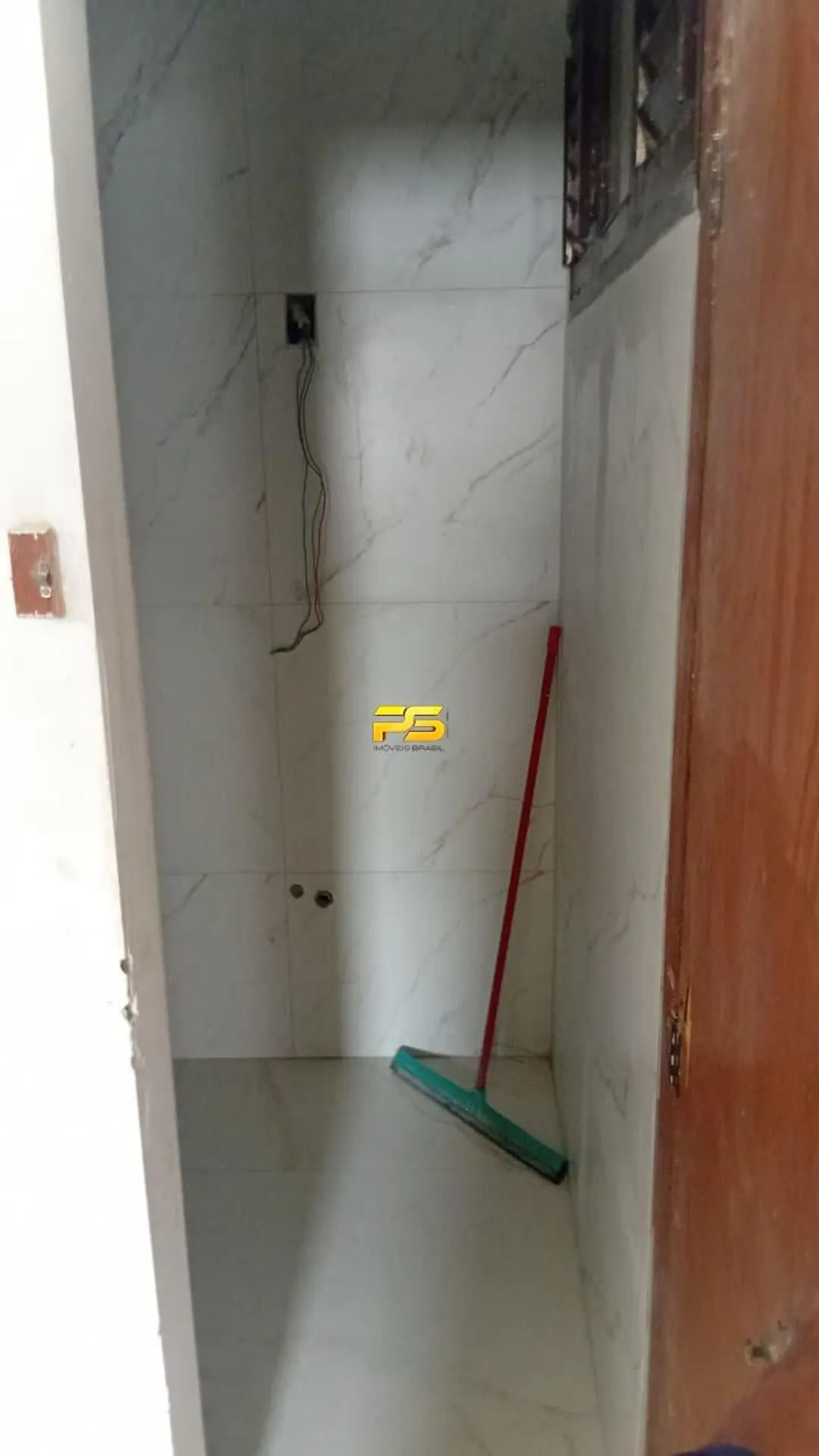 350 m² house with 7 bedrooms needing renovation — photo 4