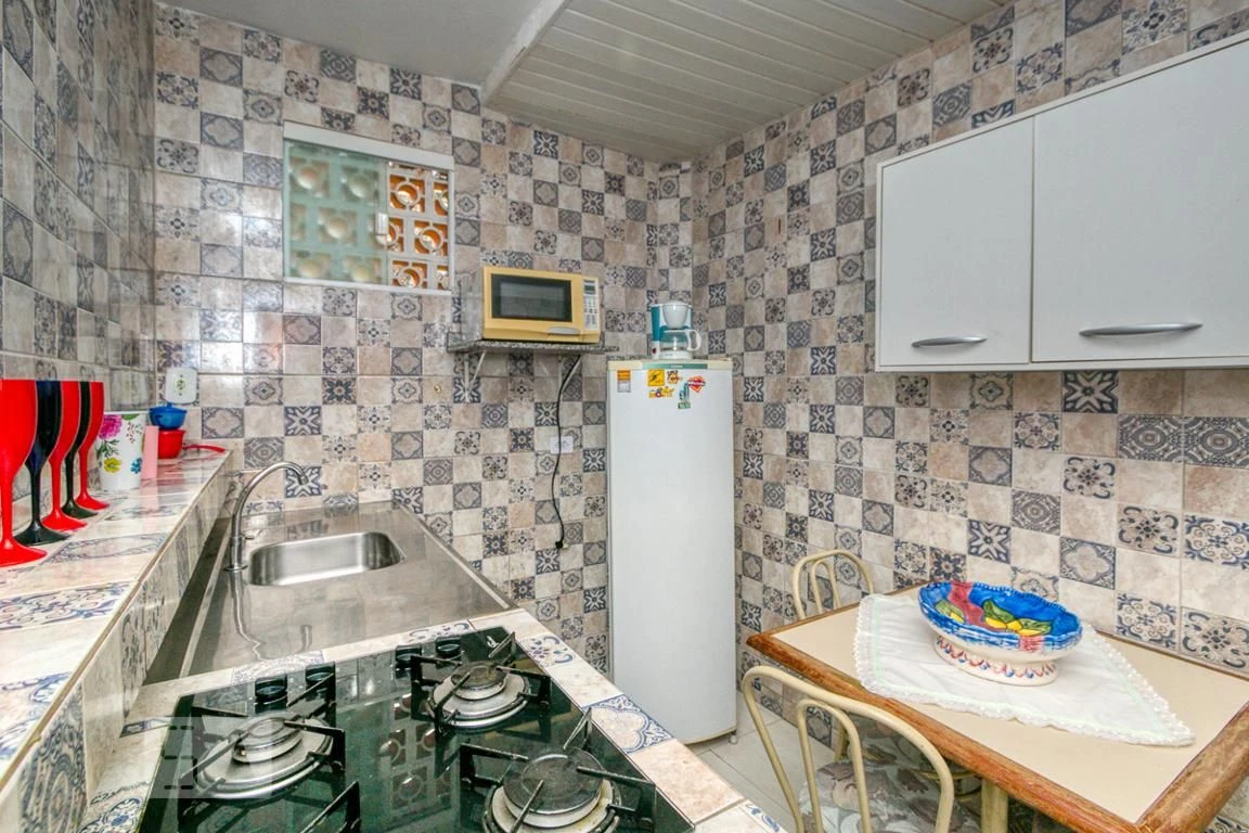 Furnished studio with an en-suite bedroom and gas stove