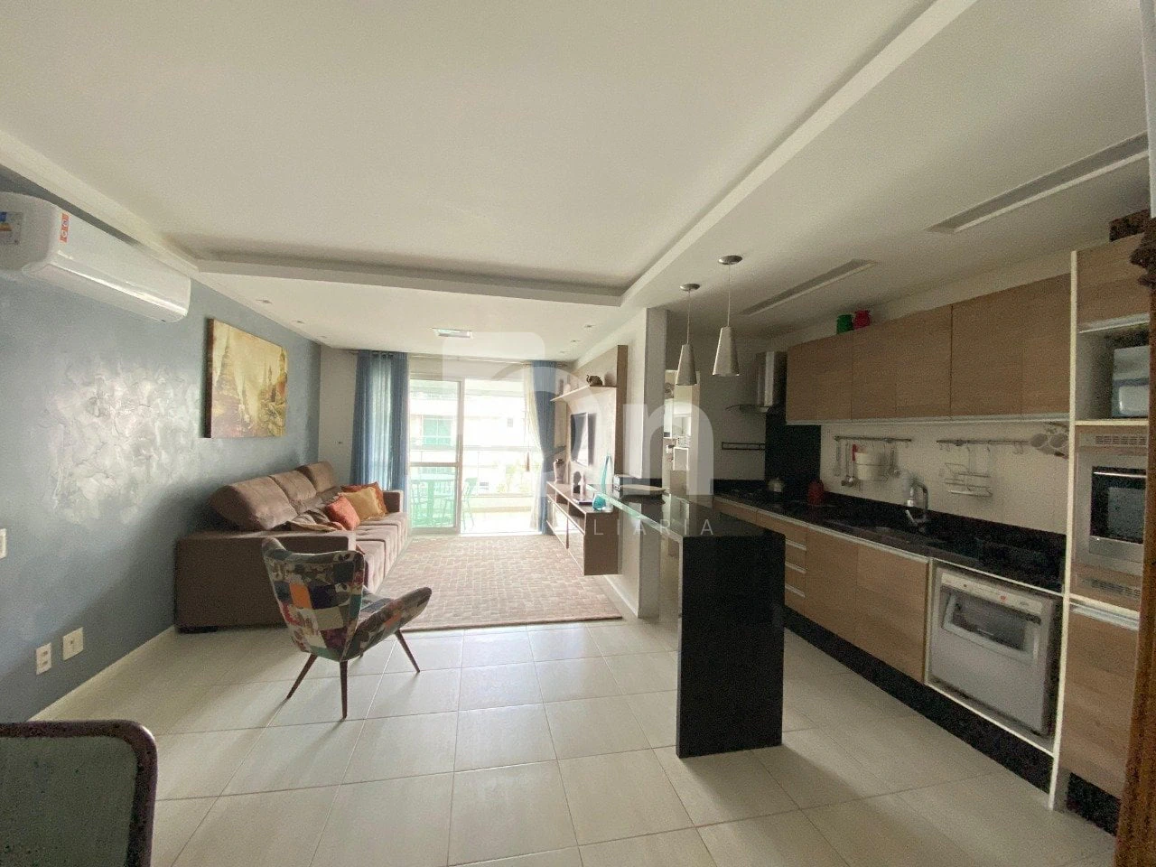 Furnished apartment, 105 m², with a glass-enclosed balcony