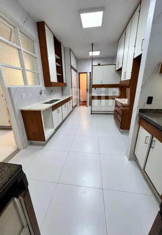 Home office in a 4-bedroom apartment, 280 m² — photo 26