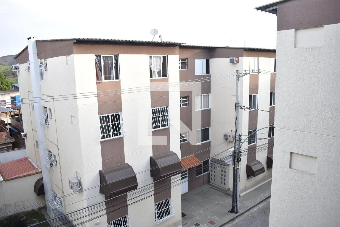 2-bedroom apartment in a building with a pool — photo 3