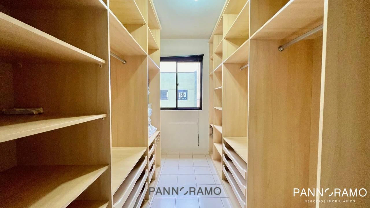 Walk-in closet in a 3-bedroom apartment, 186 m² — photo 6