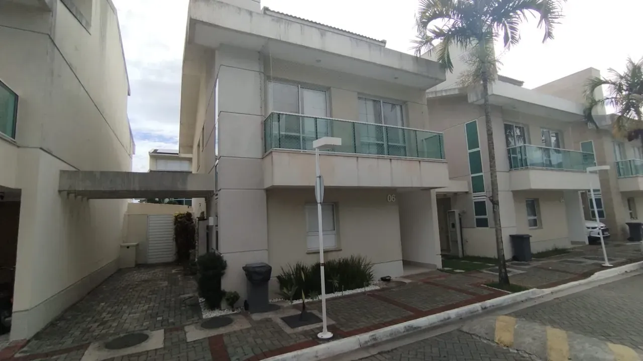 Balcony with a grill in a 5-bedroom house, 220 m² — photo 53