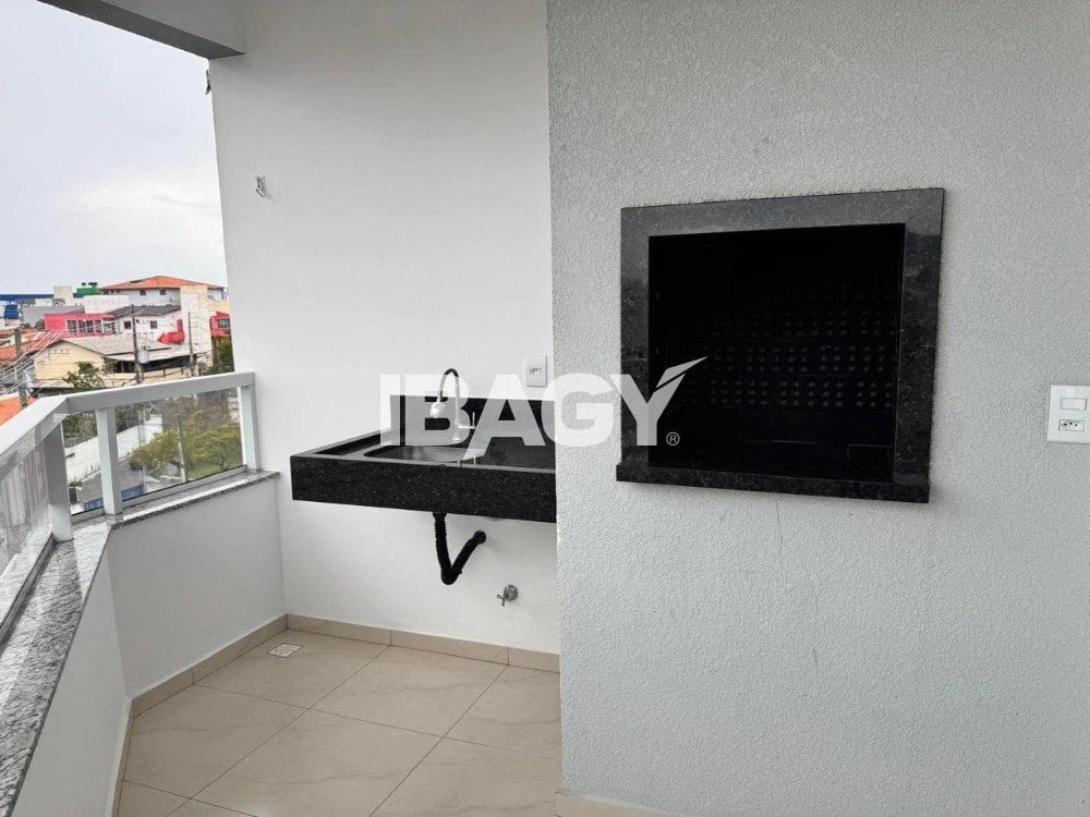 One-bedroom apartment in a building with a pool