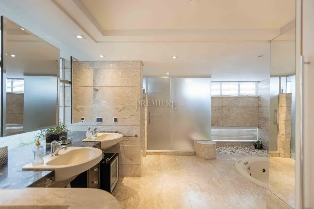 879 m² house with 6 bedrooms and 7 bathrooms gas kitchen — photo 26