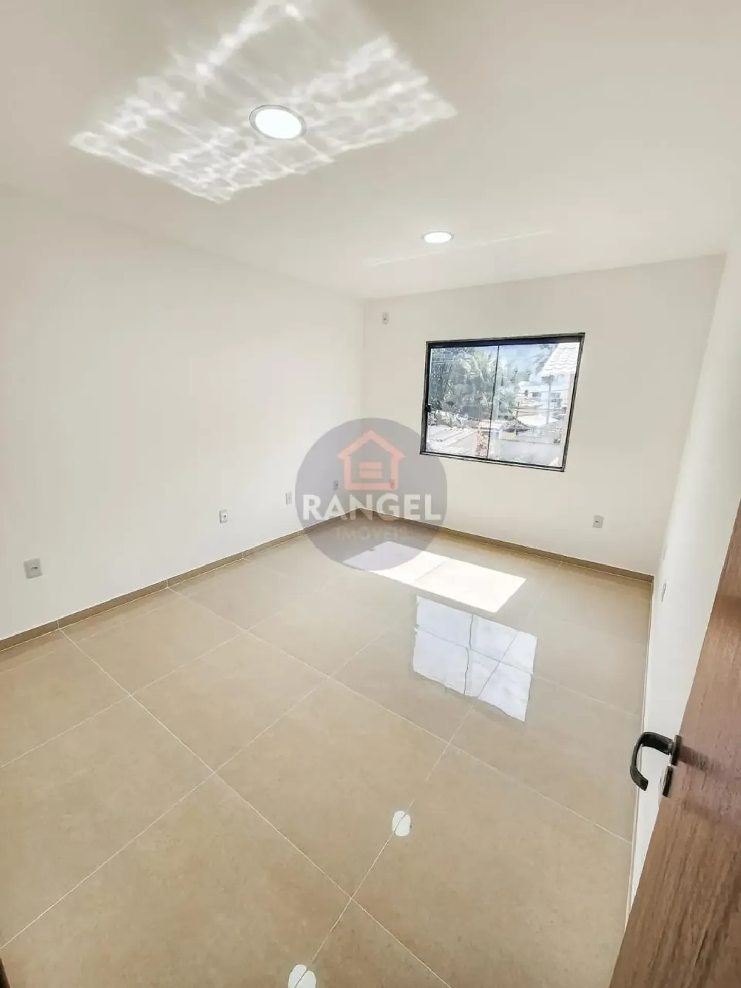 Balcony with a grill in a 3-bedroom house, 200 m² — photo 16
