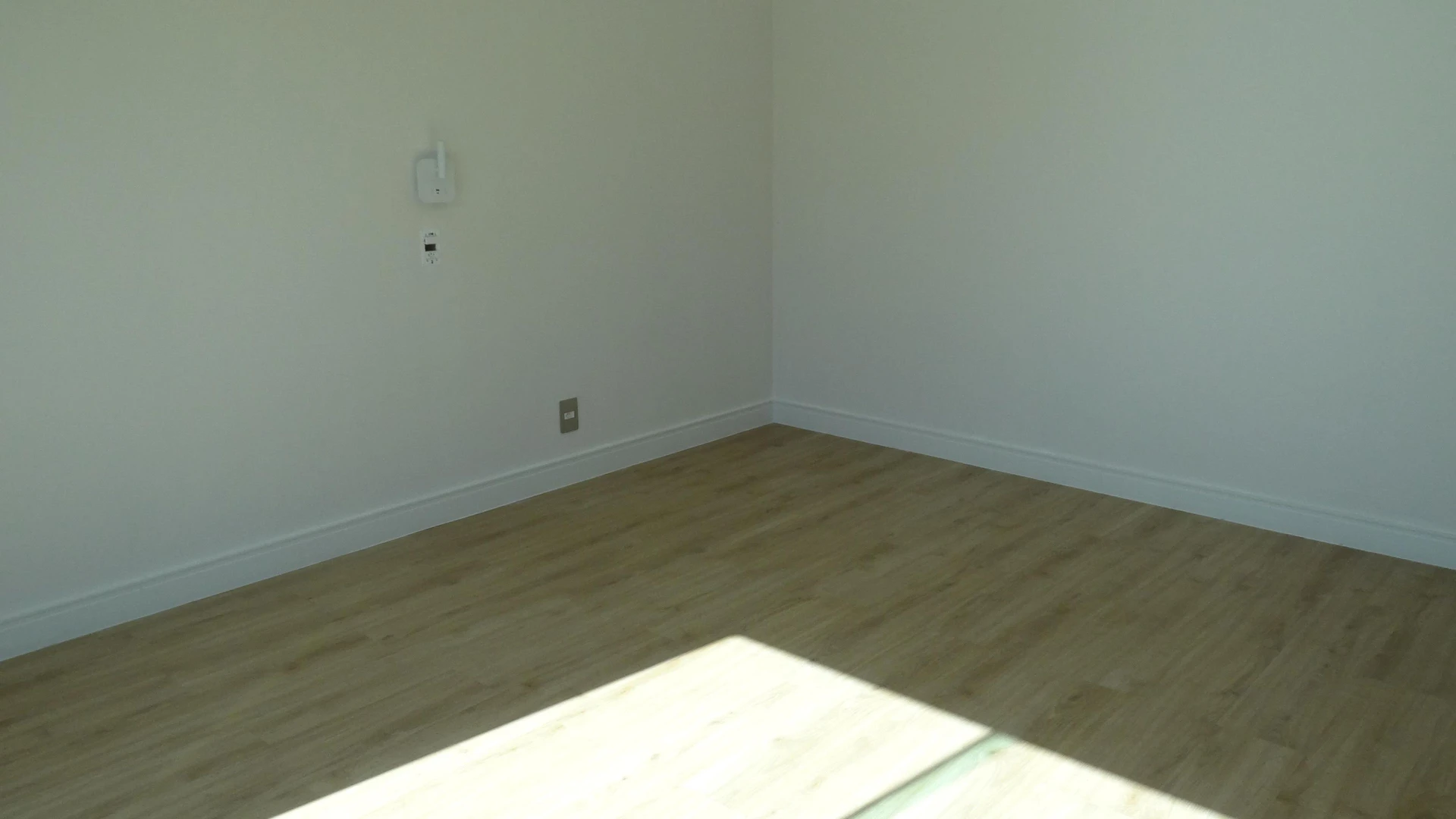 Casa de 384 m² com janelas do piso ao teto e varanda gourmet — photo 99