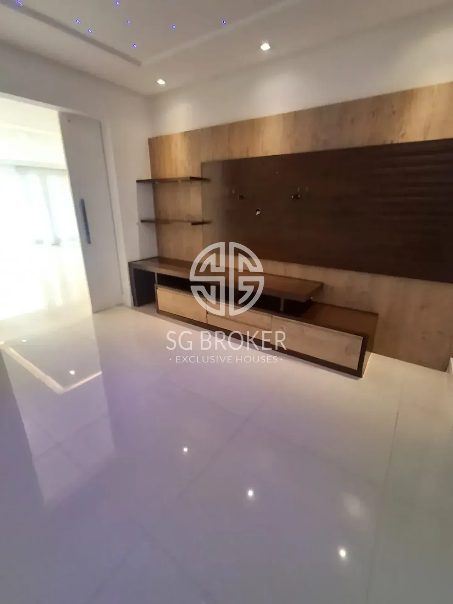 Casa com 5 suítes e 5 banheiros, 330 m² — photo 29