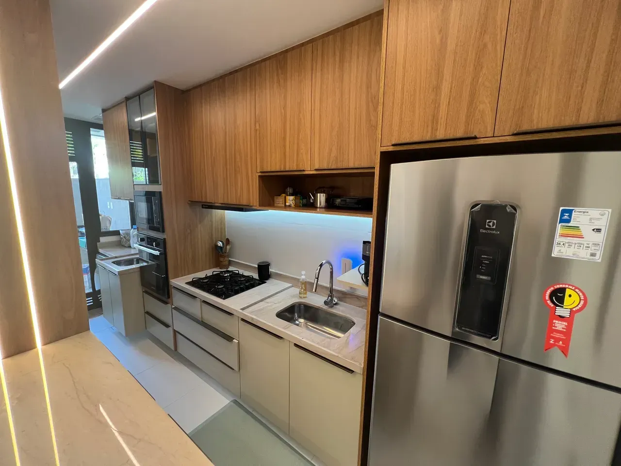 Furnished 2-bedroom apartment with open-plan gas kitchen — photo 4