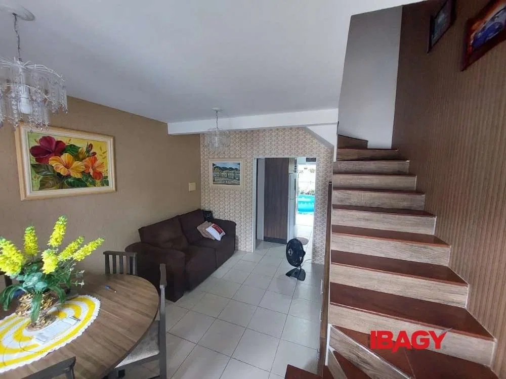 2-bedroom house with a washing machine