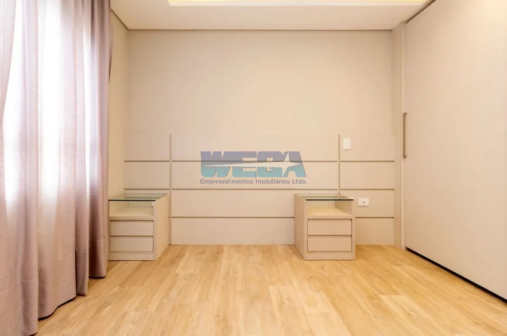 Apartamento com 4 quartos e varanda de vidro fechada — photo 23