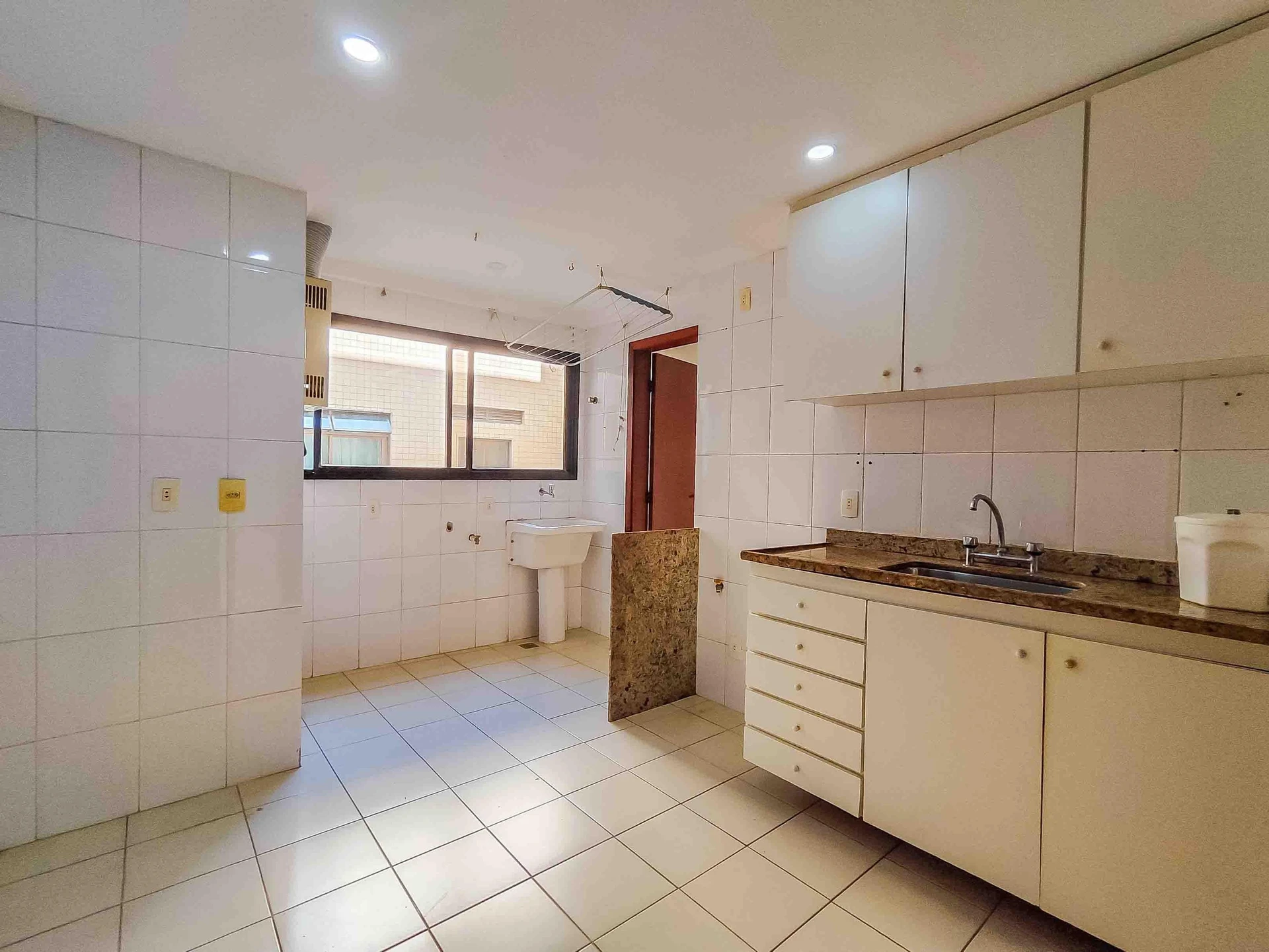 Apartamento sem mobília com 3 quartos e área de lavanderia — photo 36
