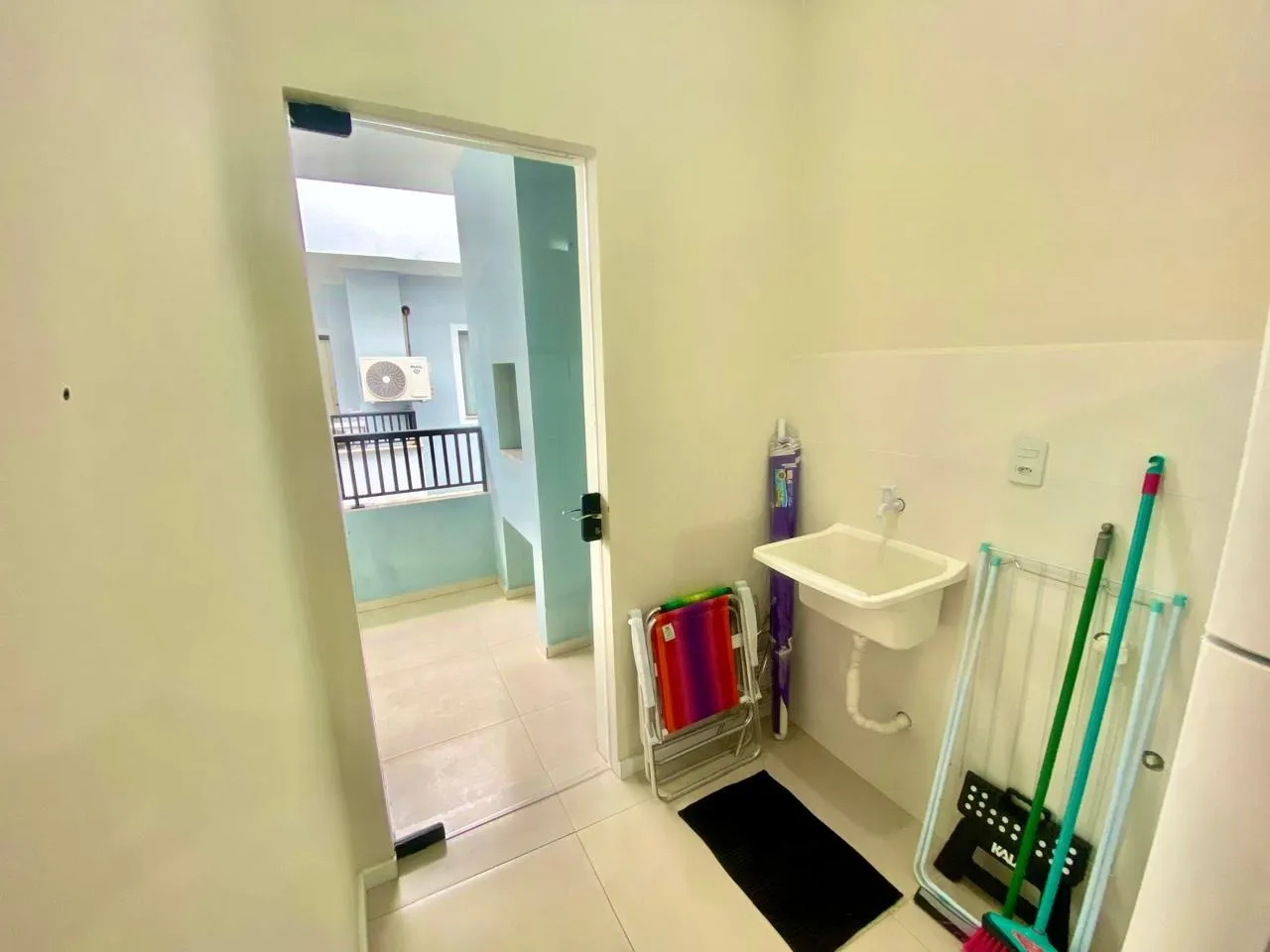 Furnished 1-bedroom apartment with open-plan kitchen — photo 15