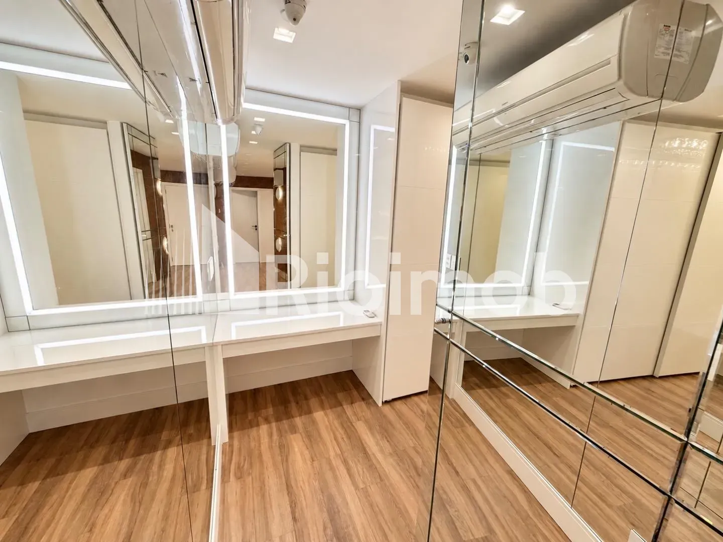 Ванна та 5 спалень: будинок 889 м² — photo 28