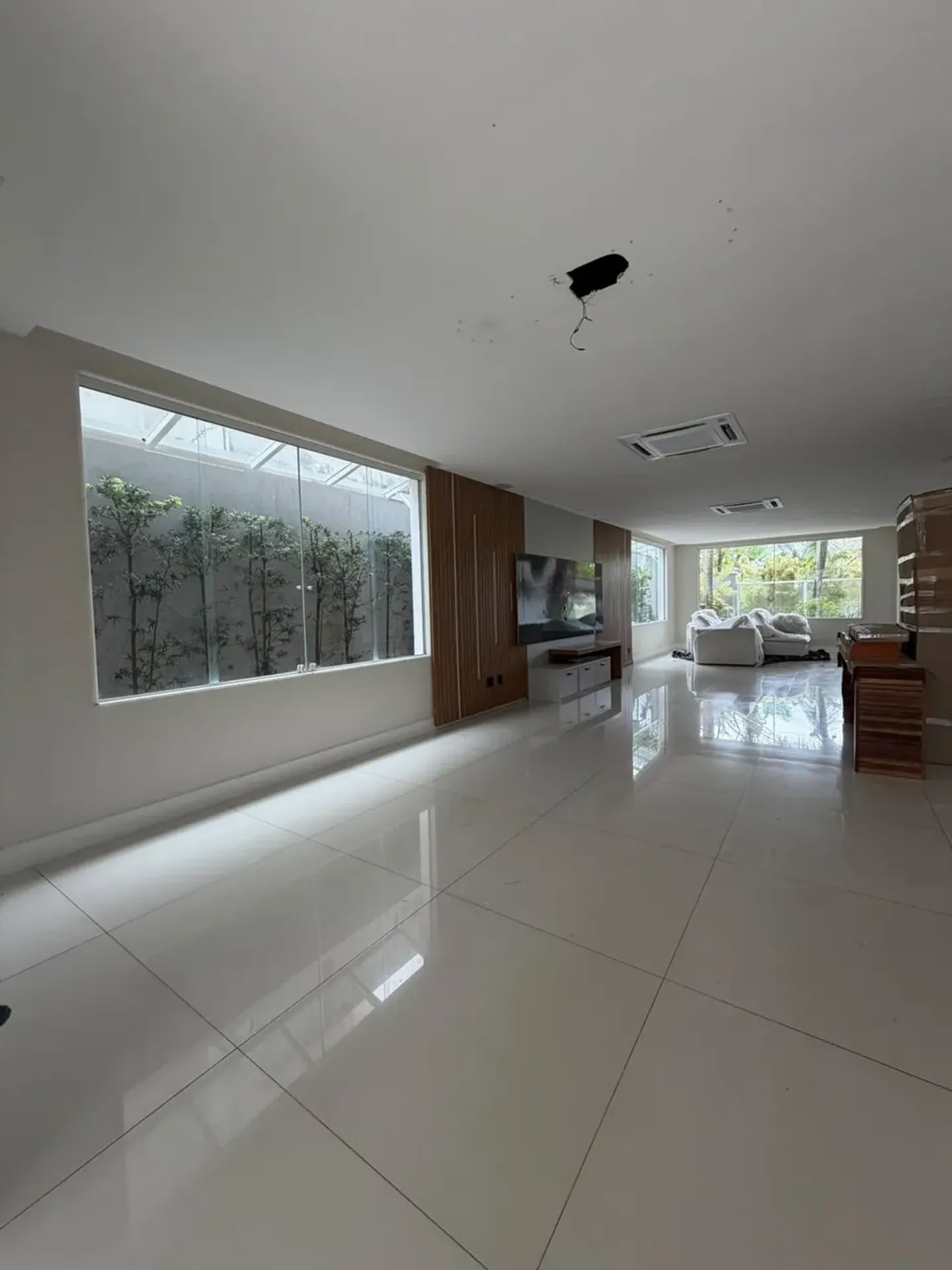 700 m² house with a garden and a bathtub — photo 19