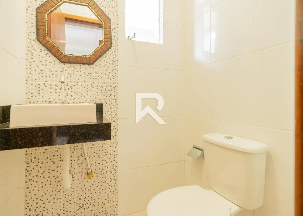 250 m² house with a walk-in closet and a bathtub — photo 38