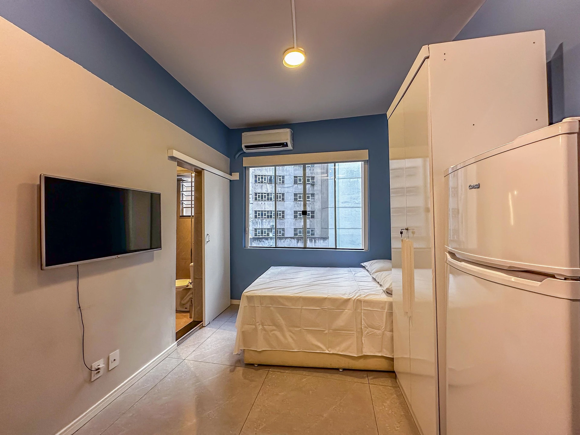 Furnished studio with glass shower and 1 bedroom — photo 4