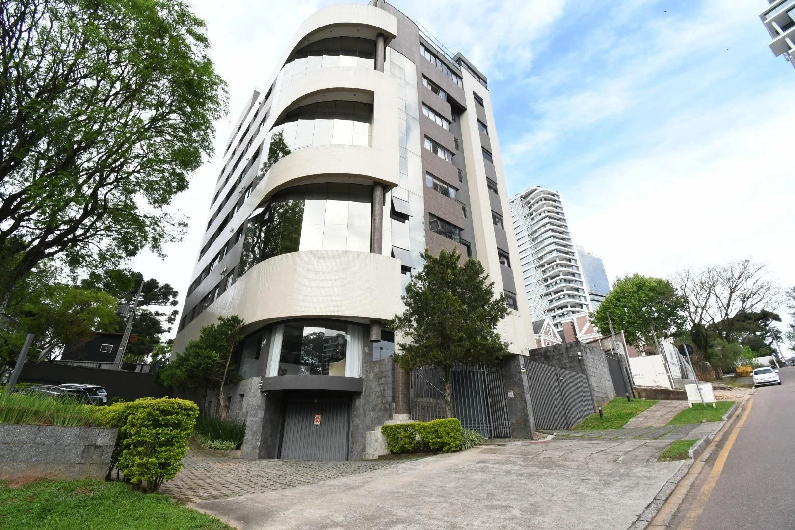 3-bedroom apartment in a building with a gym — photo 42