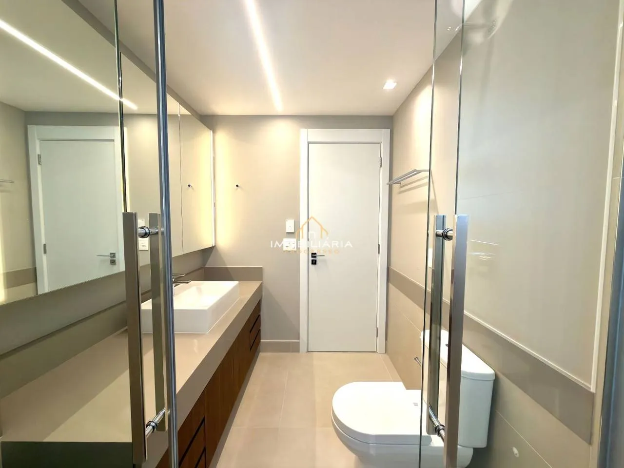 Floor-to-ceiling windows in a 3-bedroom apartment, 138 m² — photo 74