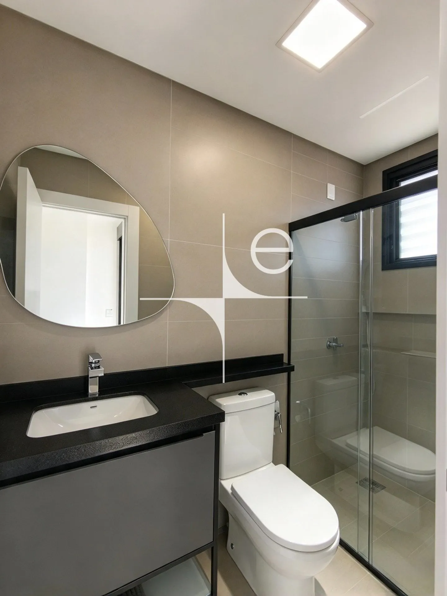 Glass-enclosed balcony in a 3-bedroom apartment, 150 m² — photo 31