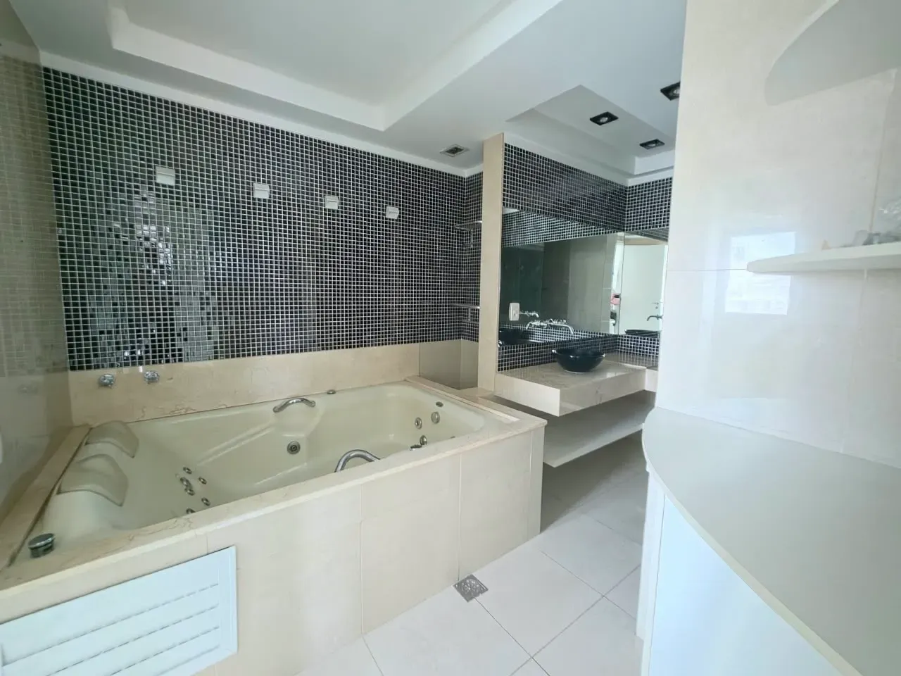 240 m² apartment with a bathtub and a grill on the balcony — photo 5