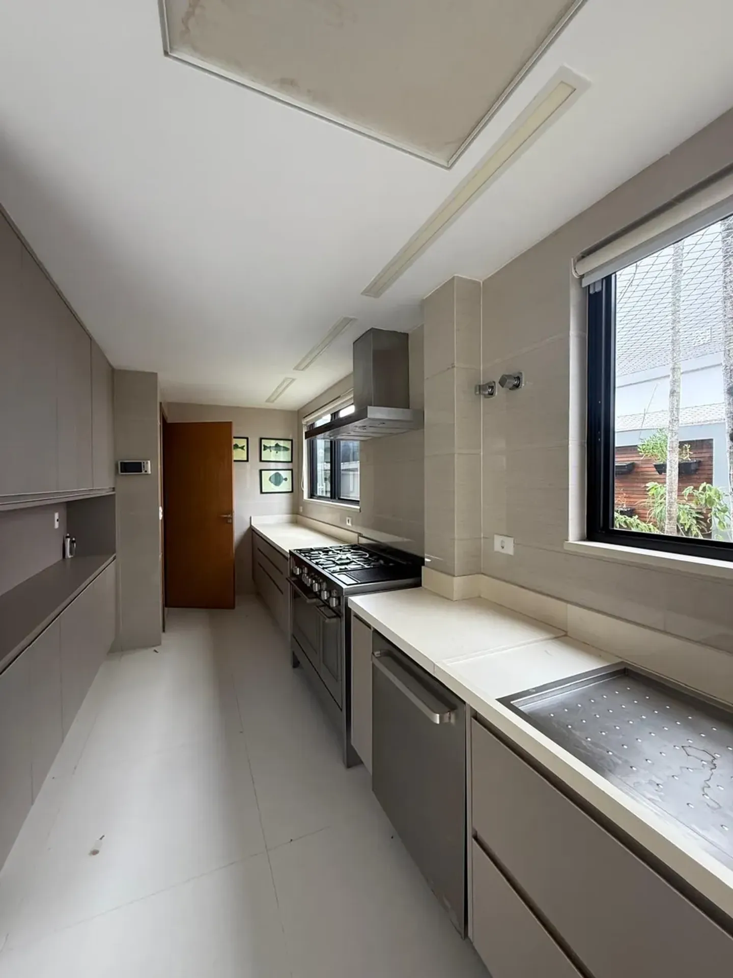 House with 6 en-suite bedrooms and a gas kitchen — photo 16