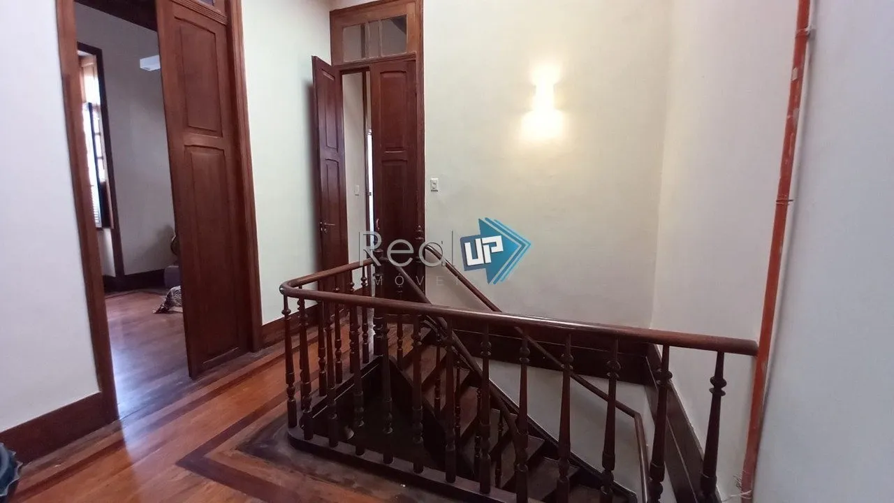 Colonial-style house with 3 bedrooms and a balcony — photo 16