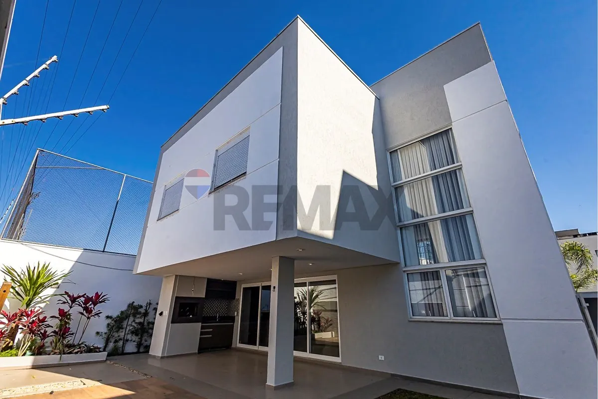 Furnished 4-bedroom house with private garden