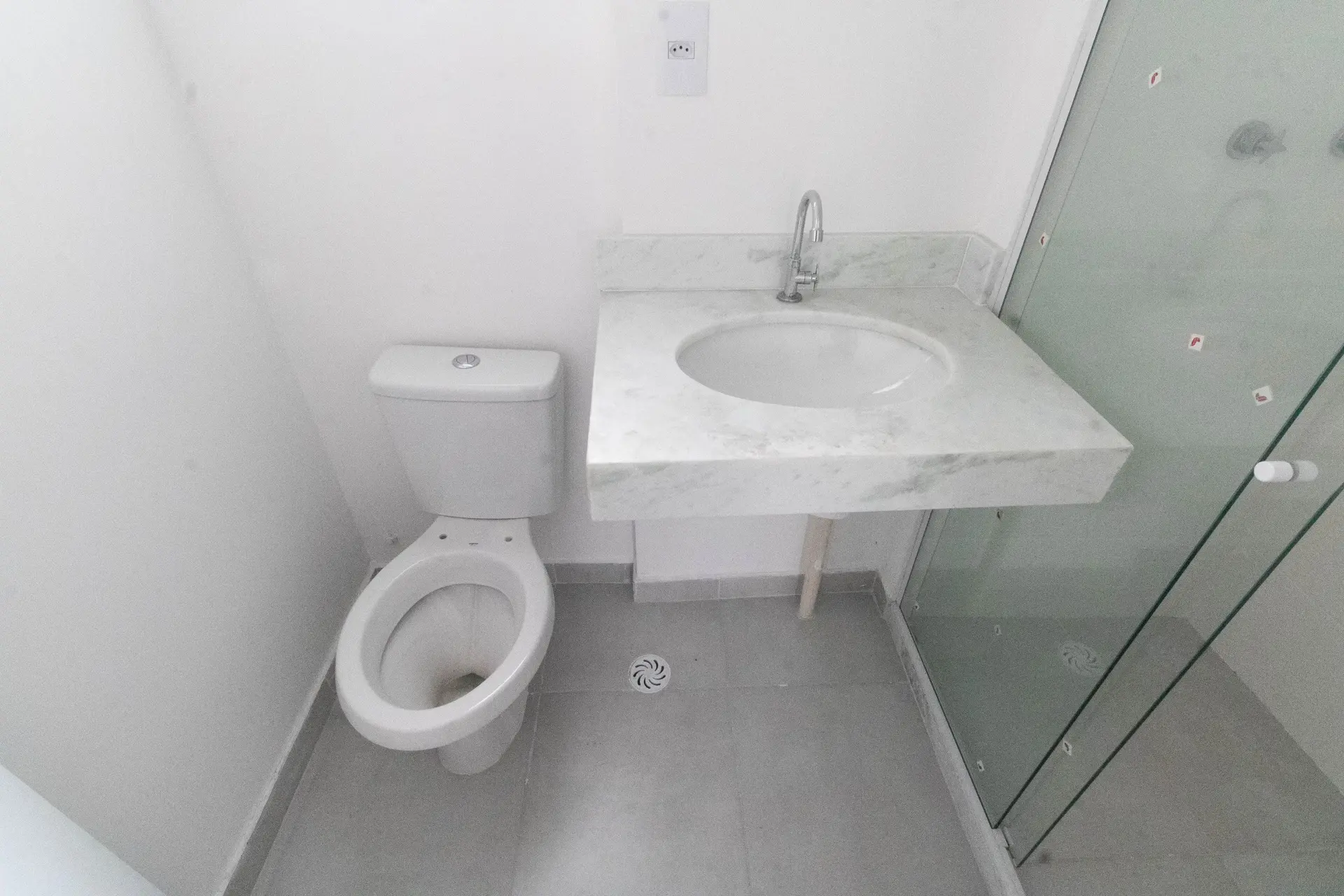 2-bedroom apartment in a building with a gym — photo 40