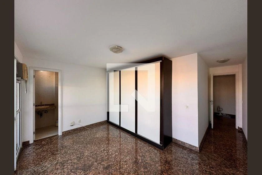 4 quartos e banheira: apartamento de 233 m² — photo 47