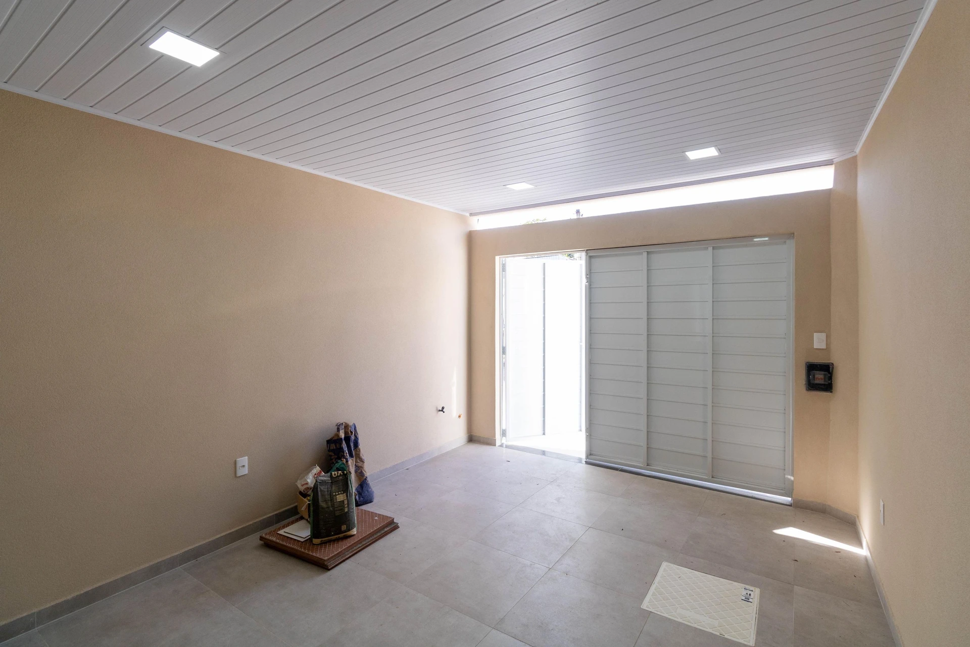 Casa en alquiler con 2 dormitorios y cocina cerrada