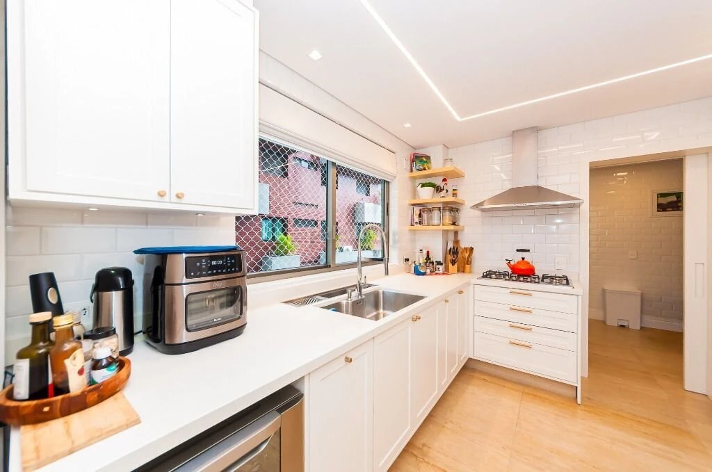 266 m² apartment with a walk-in closet and a bathtub — photo 10