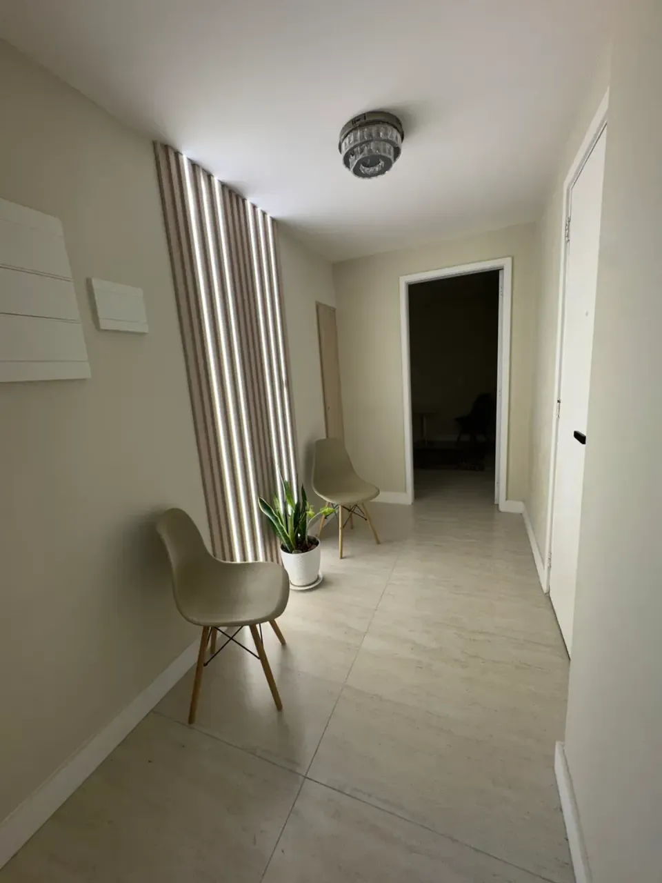 Furnished 2-bedroom apartment with open-plan kitchen — photo 17