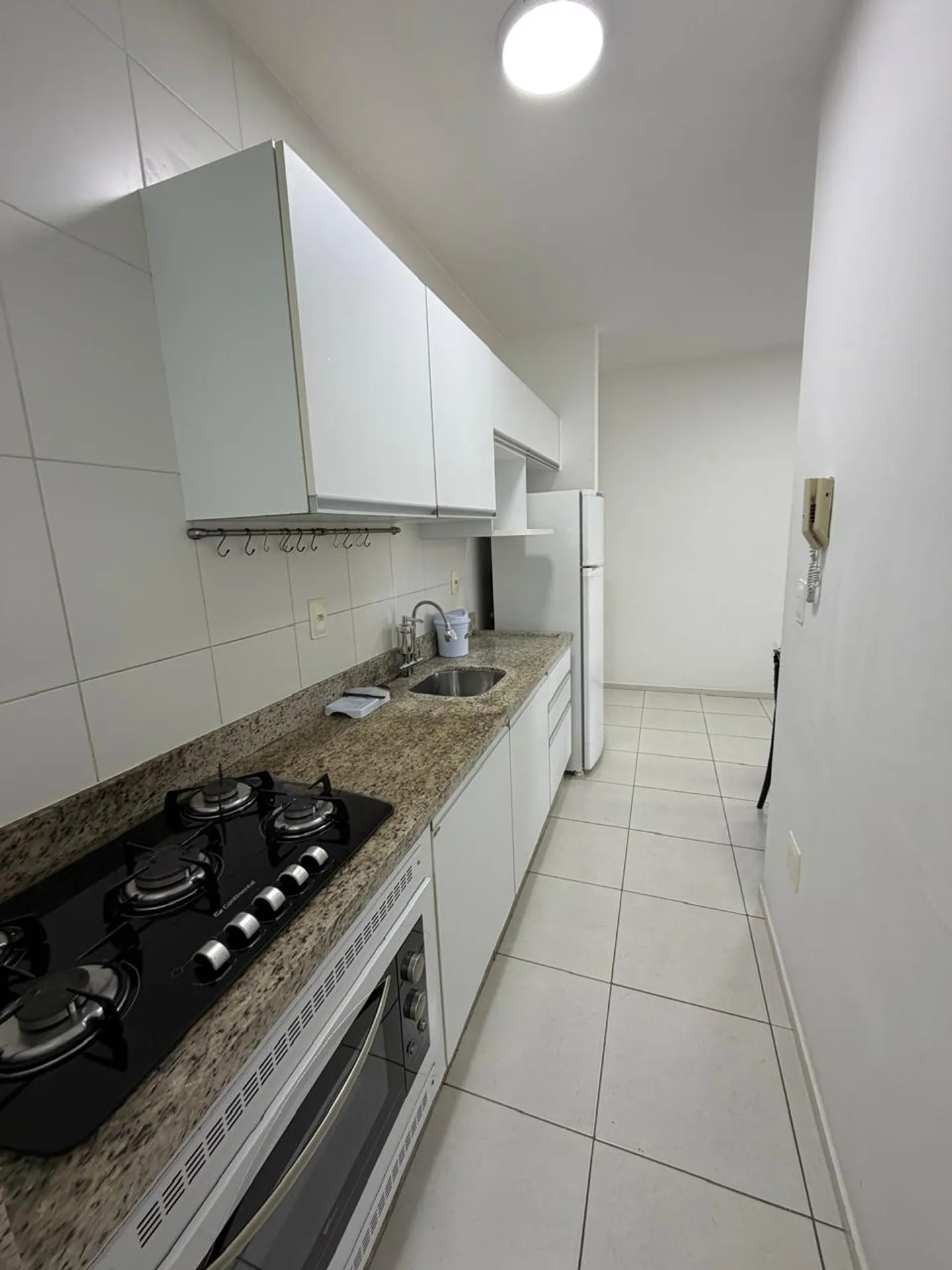 Apartamento amueblado de 2 dormitorios con parrilla en el balcón — photo 11