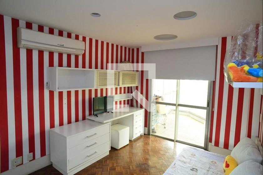 4-bedroom apartment with enclosed glass balcony — photo 39