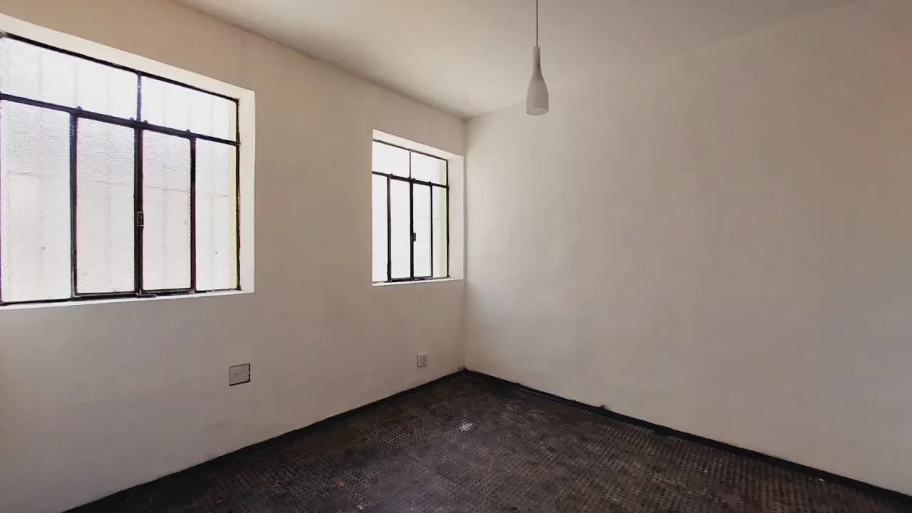 Unfurnished house with 5 bedrooms, 2 bathrooms, no parking — photo 15