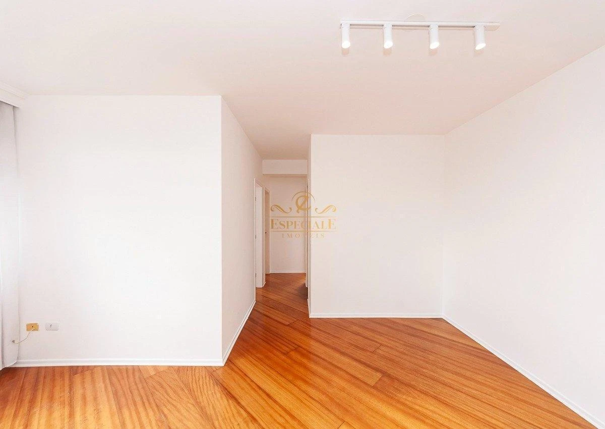3-bedroom apartment with wood or laminate floors in Curitiba