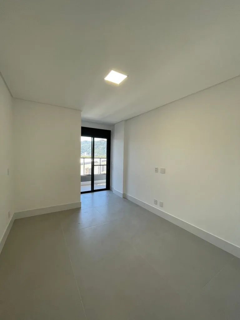 Balcony with a grill in a 3-bedroom apartment, 131 m² — photo 30