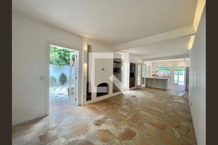 Balcony with a grill in a 3-bedroom house, 220 m² — photo 14