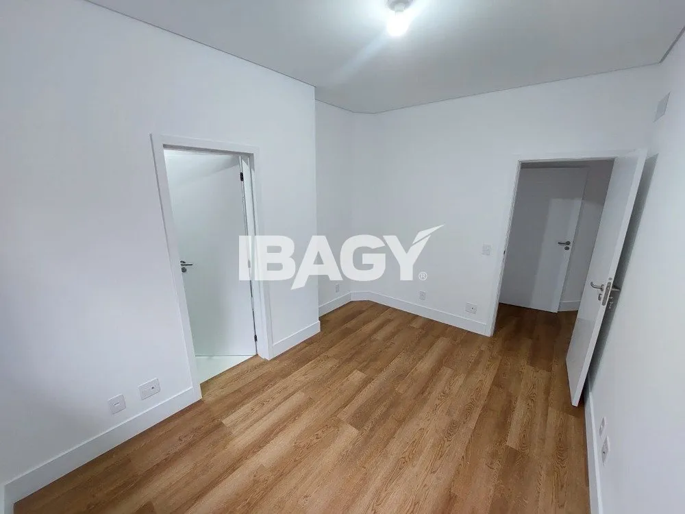 Furnished 133 m² apartment with 3 en-suite bedrooms — photo 21
