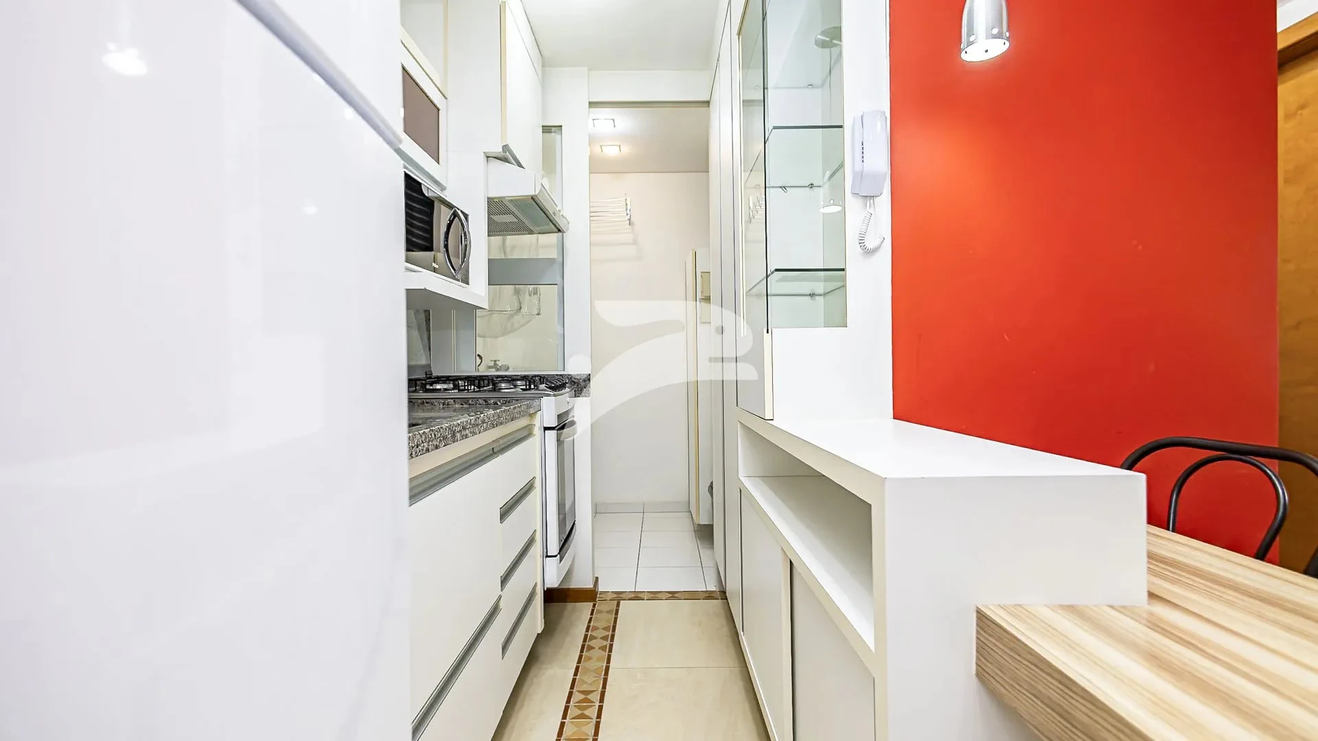 Furnished 1-bedroom apartment with covered parking — photo 2