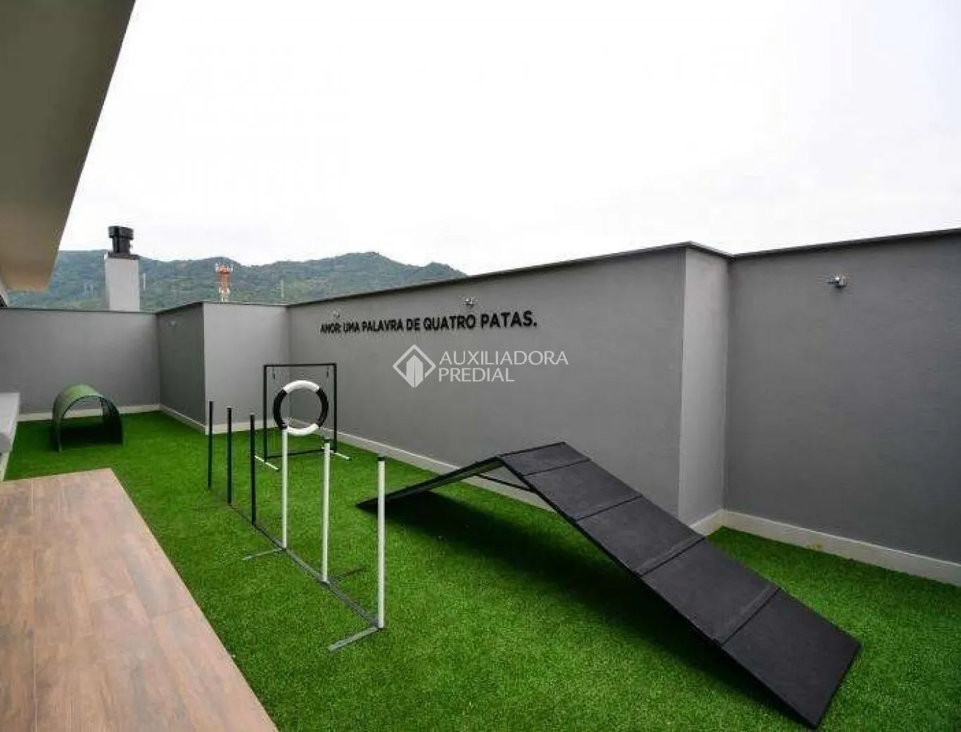 2-bedroom apartment in a building with a gym — photo 32