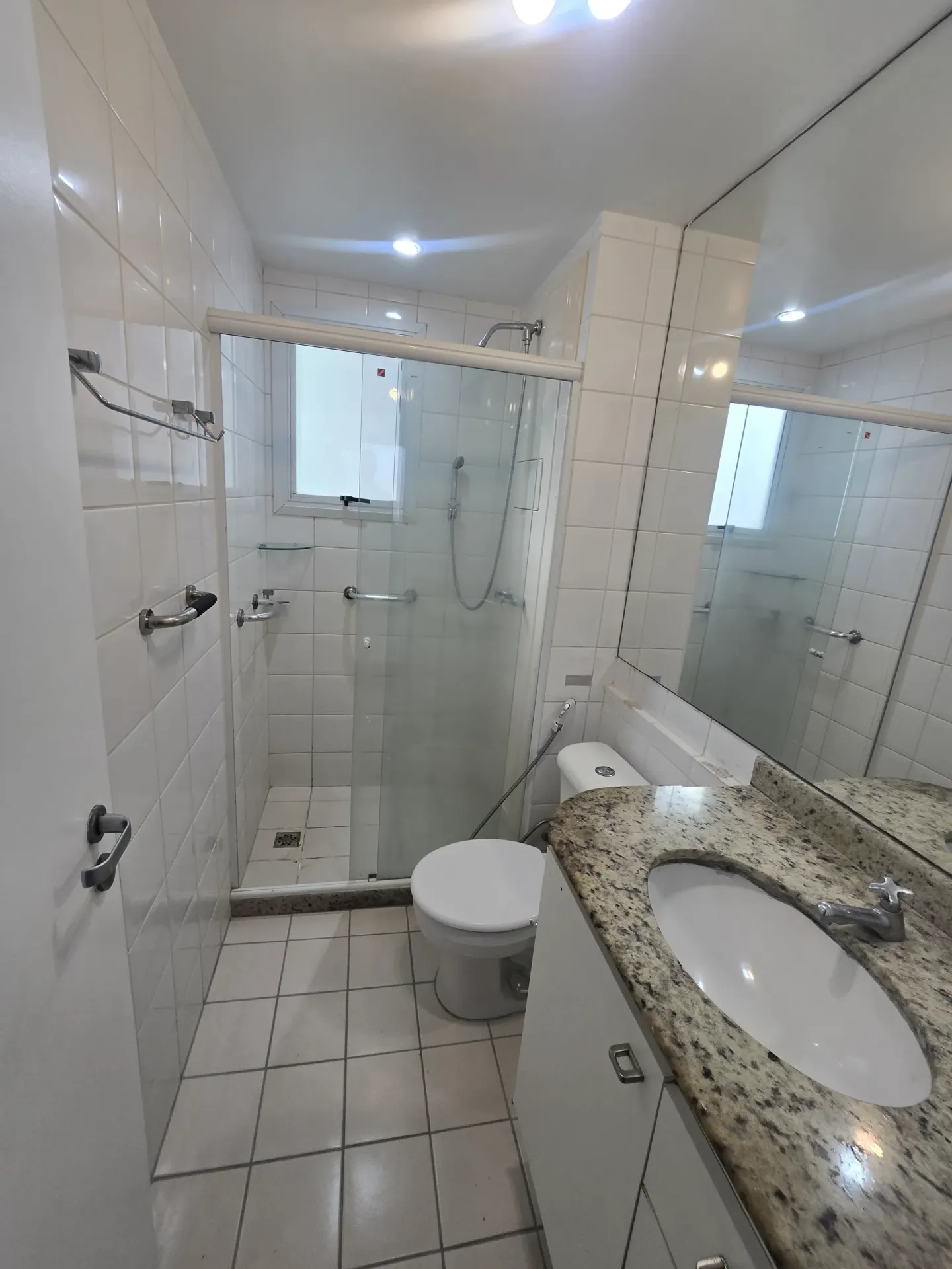 4-bedroom apartment with 3 bathrooms and a balcony — photo 22