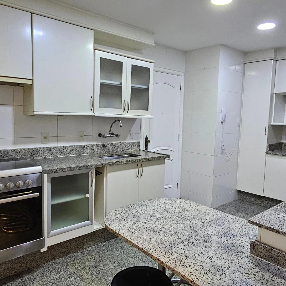 197 m² furnished apartment with 3 bedrooms and 2 parking spaces — photo 31